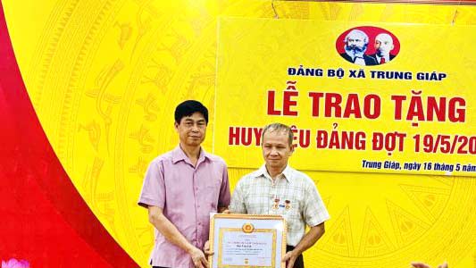 Đảng bộ xã Trung Giáp tổ chức Lễ trao Huy hiệu 50 năm tuổi Đảng đợt 19/05/2024