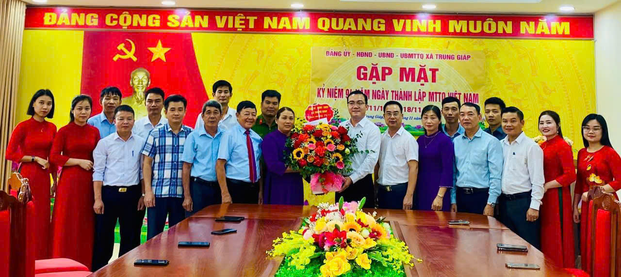 Lãnh đạo xã Trung Giáp cùng các ban ngành, đoàn thể đã chúc mừng Uỷ ban MTTQ xã nhân dịp kỷ niệm 94 năm Ngày thành lập Mặt trận Dân tộc Thống nhất Việt Nam (18/11/1930 – 18/11/2024).