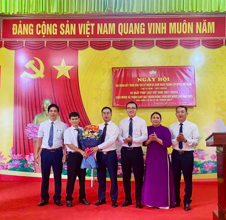 Đoàn đai biểu do đồng chí Bùi Trung Quốc – HUV, Bí Thư Đảng ủy xã làm trưởng đoàn đã đến dự, chung vui Ngày hội Đại đoàn kết dân tộc cùng cán bộ và nhân dân khu 8 xã Trung Giáp